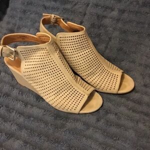 Peep toe wedge, sling back, taupe